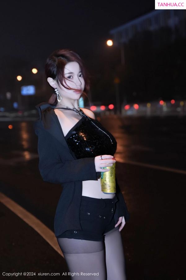美七Mia  [XiuRen]高清写真图 2024.03.08 No.8199 美七 Mia 黑丝美腿第4张图片